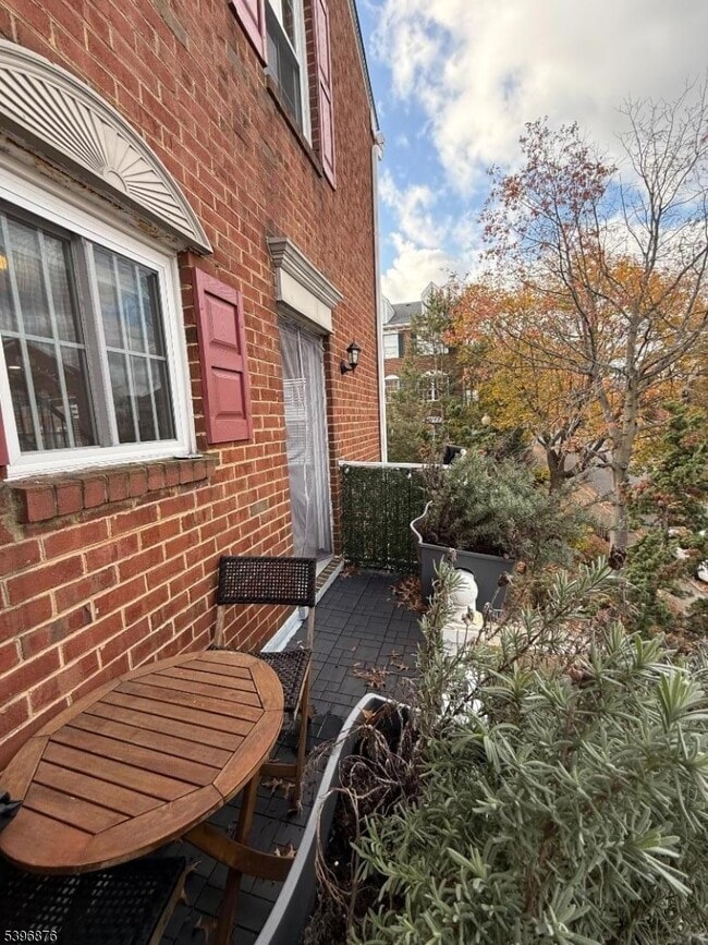 Building Photo - 22 Vaughan Dr