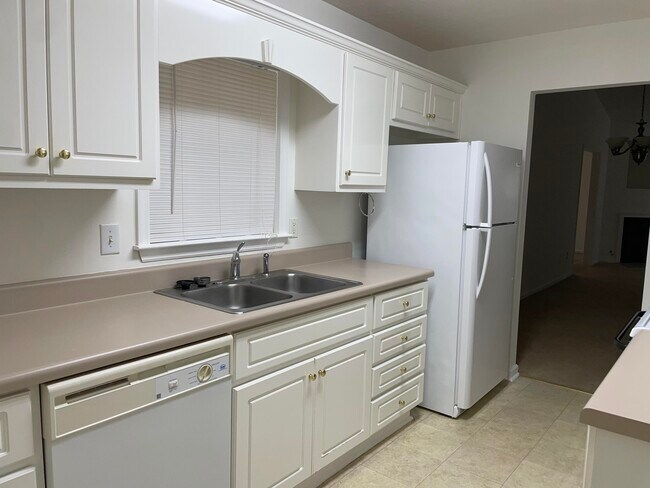 Building Photo - 212 E Middlebury Ln SW