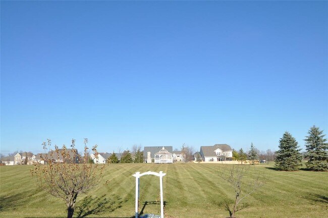 Building Photo - 2556 Diamond Lake Dr