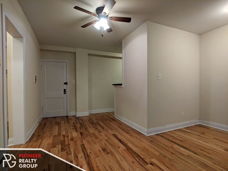 Building Photo - 818 W Diversey Pky