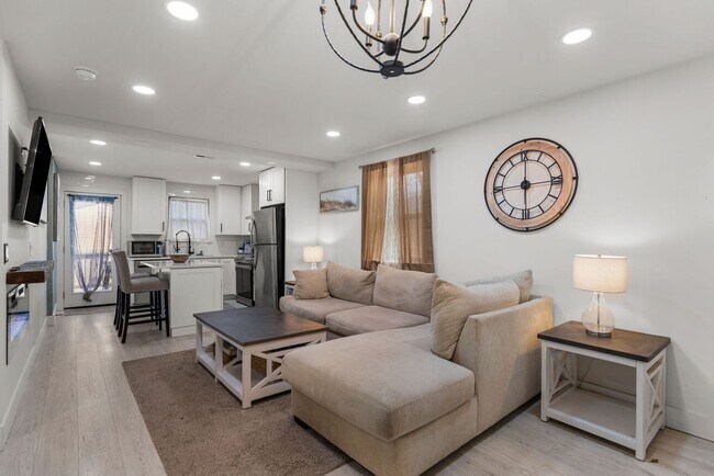 Building Photo - Single Family Home, 2 bed/1 bath $1,350 One-Story