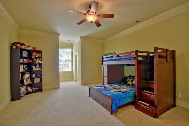 Building Photo - 335 Birkdale Dr