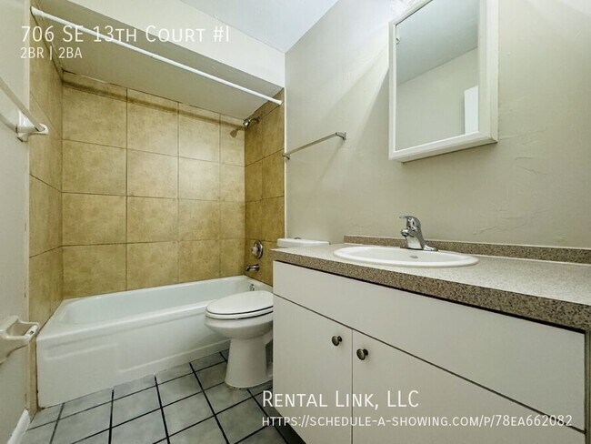 Building Photo - 706 SE 13th Ct