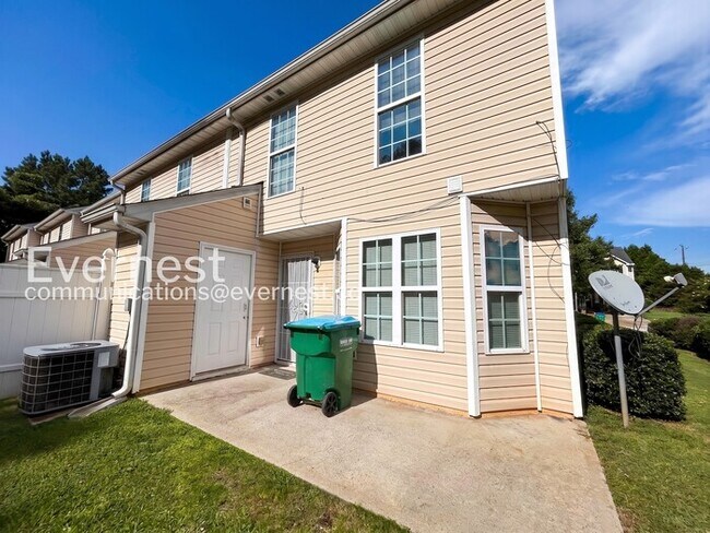 Building Photo - 3 Bed/2.5 Bath Town Home with Off-Street Parking / Available Now!