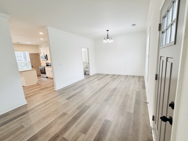 Building Photo - 2035 Rosewood Dr