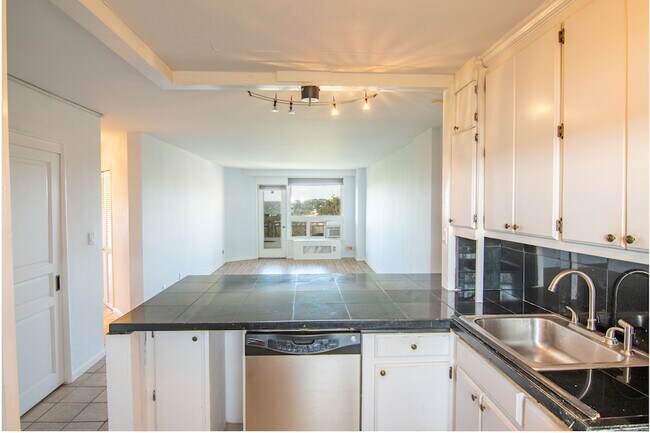 Building Photo - 91 Strawberry Hill Ave