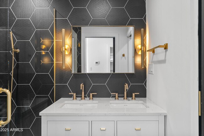 Building Photo - 2502 E Whitton Ave