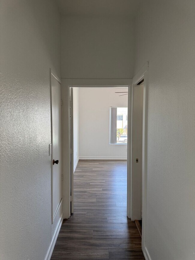 Building Photo - 939 University Ave