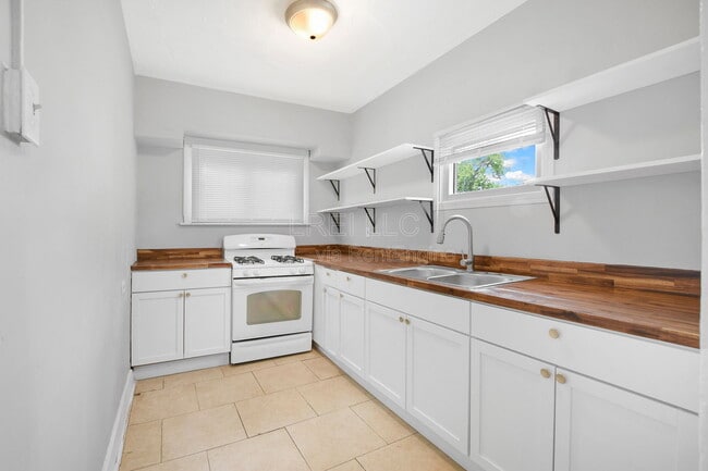 Building Photo - 627 S 38th St