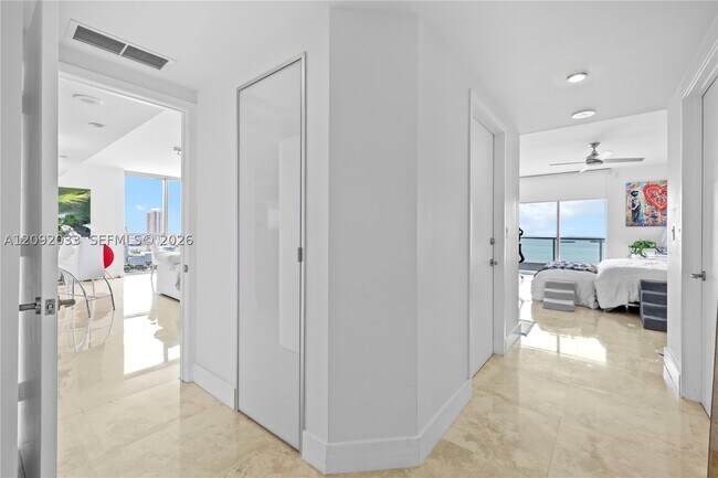 Building Photo - 1331 Brickell Bay Dr