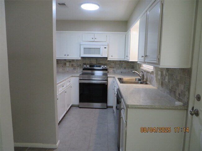 Building Photo - 8716 Club House Dr