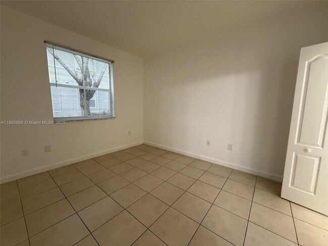Building Photo - 1663 SE 27th Dr