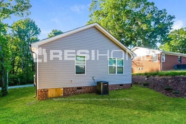 Building Photo - 161 Glenwood Dr SW