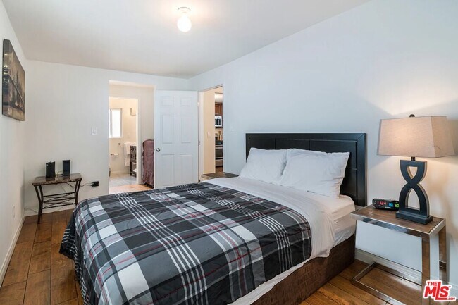 Building Photo - 5249 Satsuma Ave