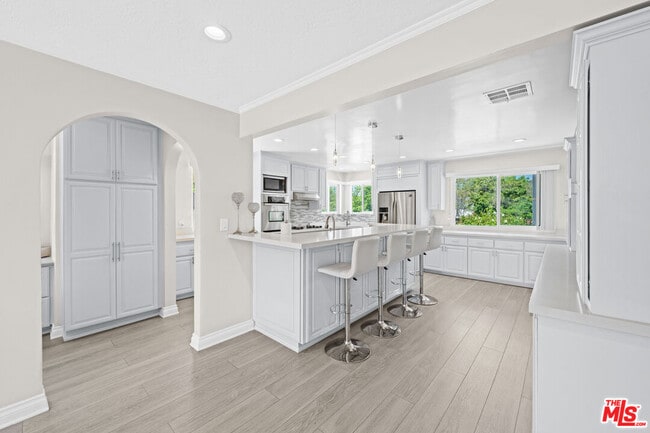 Building Photo - 15042 Valleyheart Dr