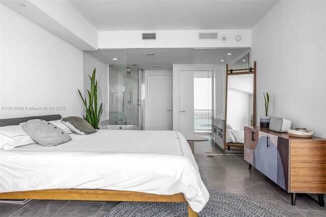 Building Photo - 650 NE 32nd St