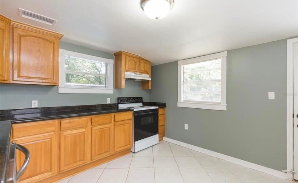 Building Photo - 1221 E Flora St