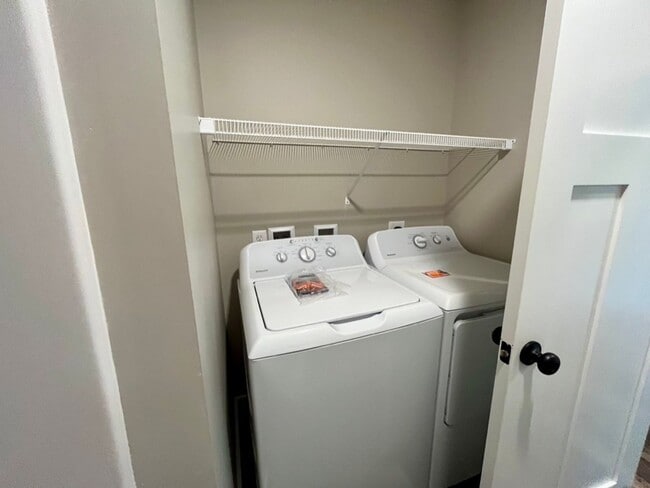 Building Photo - New 3 bed, 3 bath house with in law apt on...