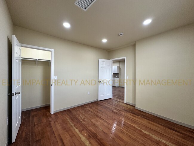 Building Photo - 440 S Sentinel Ave