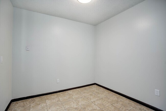 Building Photo - Penthouse level condo with views of canal and trail!