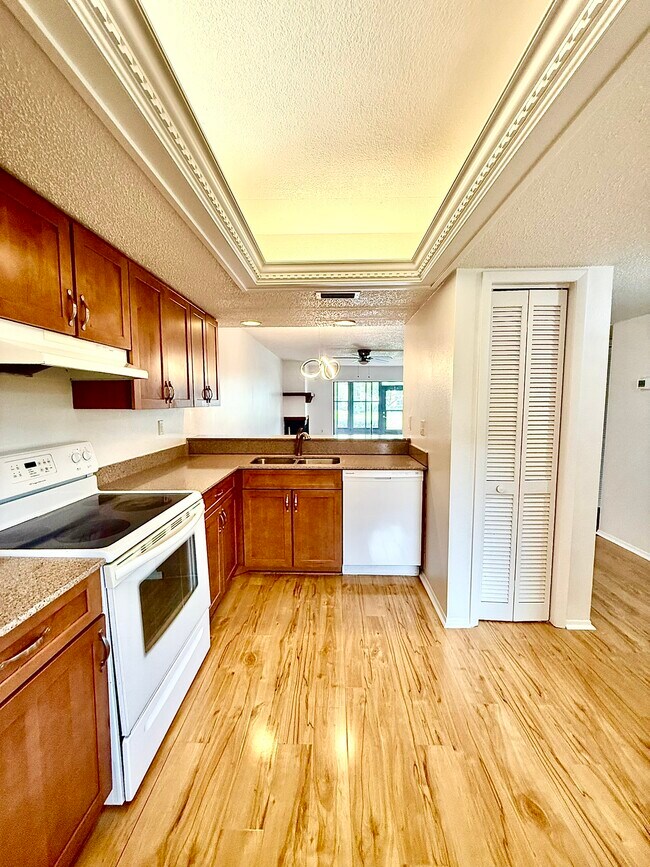 Building Photo - 141 Lakeside Dr
