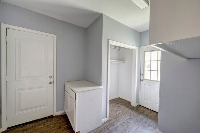 Building Photo - 126 Pamellia Dr