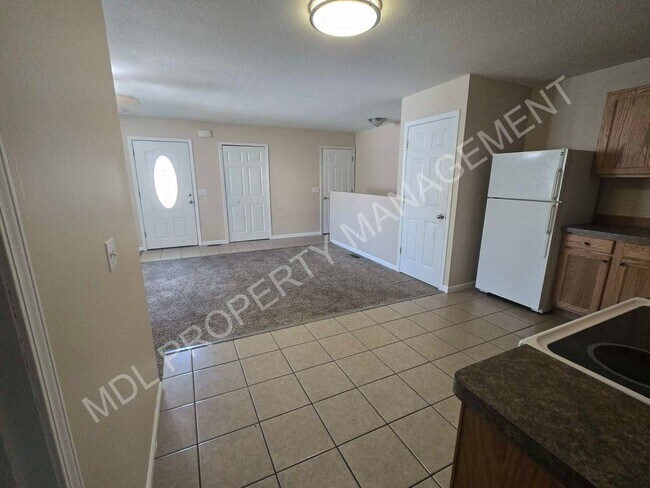 Building Photo - 4-Bedroom Duplex in Midland