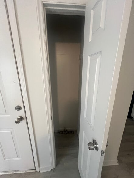 Building Photo - Room in Duplex on Beck St