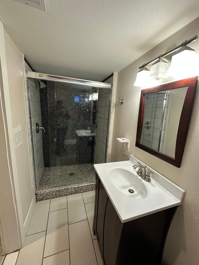 Building Photo - CHARMING 2 BEDROOM, 1 BONUS ROOM, 2 BATHRO...