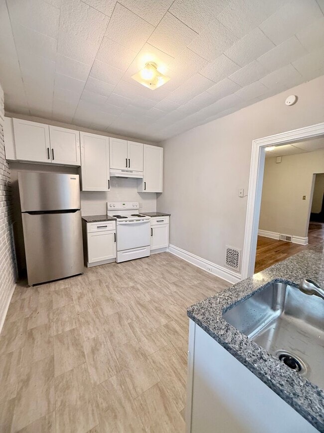 Building Photo - Charming & Spacious Historic 5-Bedroom Home for Rent in Carlisle, PA