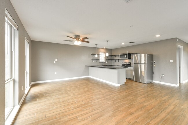 Building Photo - 1210 Airline N