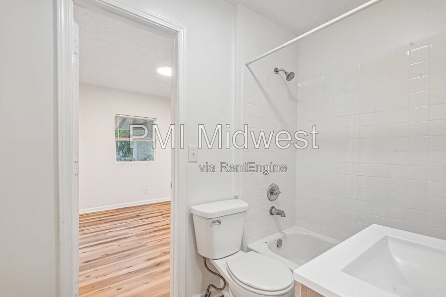 Building Photo - 3118 W 9th St
