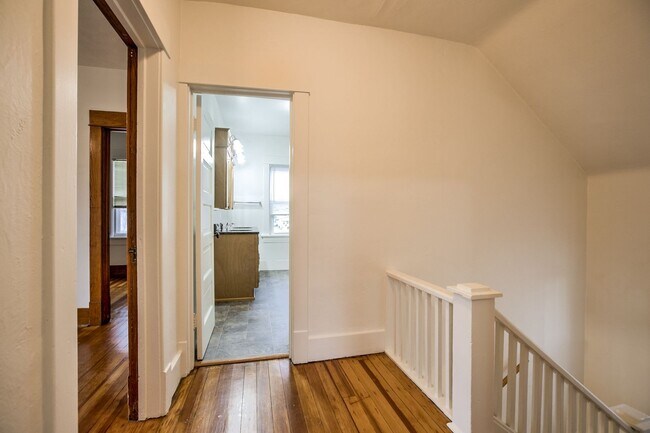 Building Photo - 1327 S 13th St