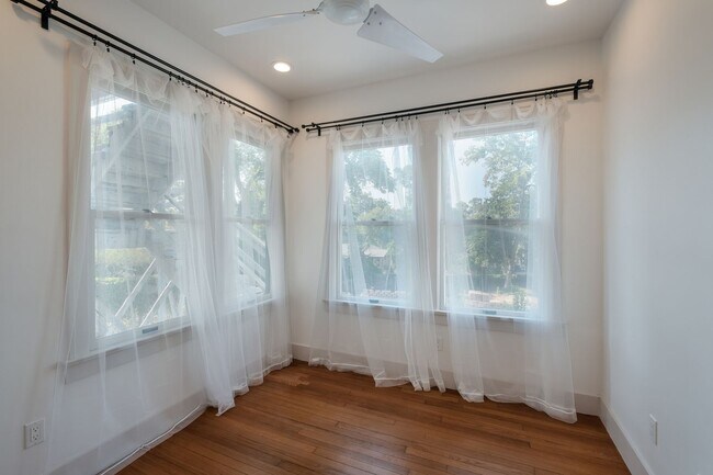 Building Photo - 2/1 Historic Monte Vista Meets Modern Convenience