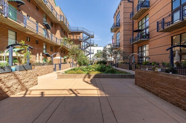 Building Photo - 930 Acoma St