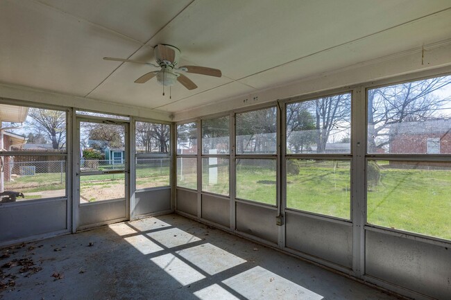 Building Photo - 8508 Westport Road (Briarwood/ East Louisv...