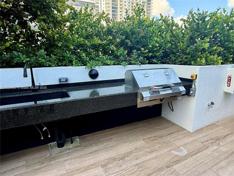 Building Photo - 700 NE 24th St