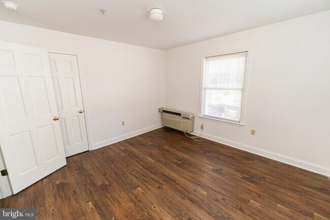 Building Photo - 804 Travers St