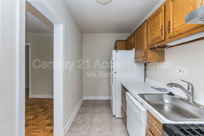 Building Photo - 1020 S Barton St