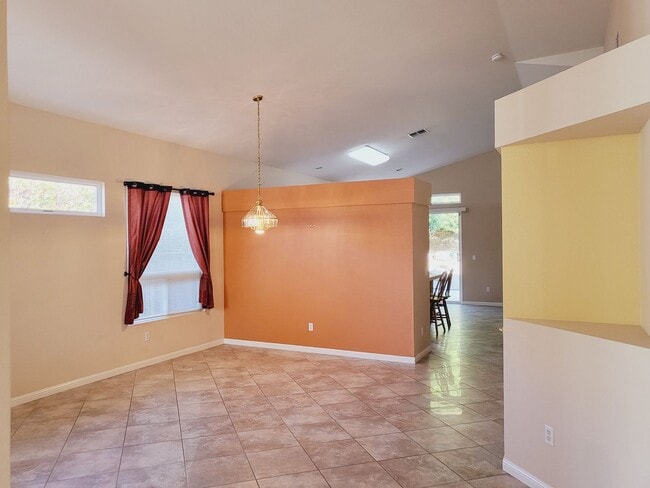 Building Photo - Very Nice Single Story Home