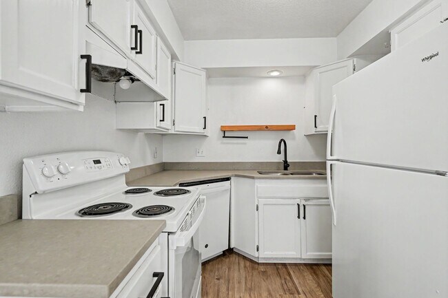 Building Photo - 5260-5262 Springcrest Drive