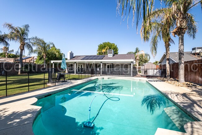Building Photo - 3 Bedroom/2 Bath Home with Paid Solar and ...