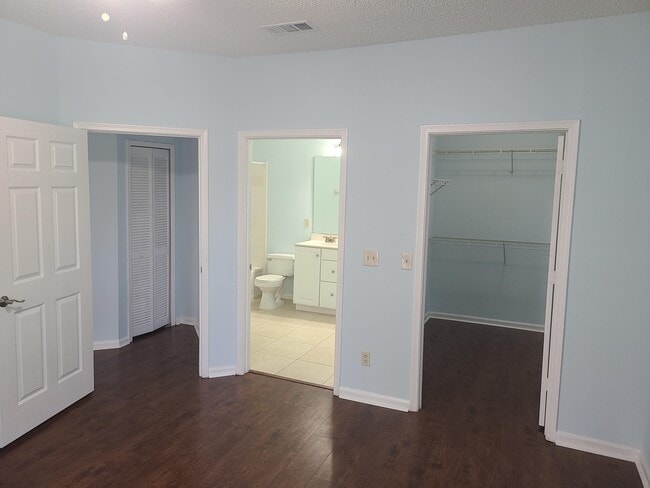 Building Photo - 10000 GATE Pky