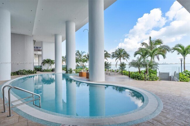 Building Photo - 700 NE 24th St