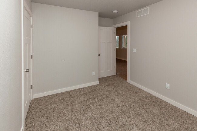 Building Photo - Updated 3 Bed 2 Bath Home