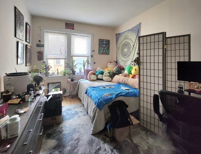 Building Photo - 4422 N St Louis Ave