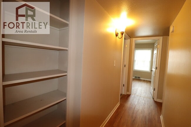 Building Photo - Spacious rental home!