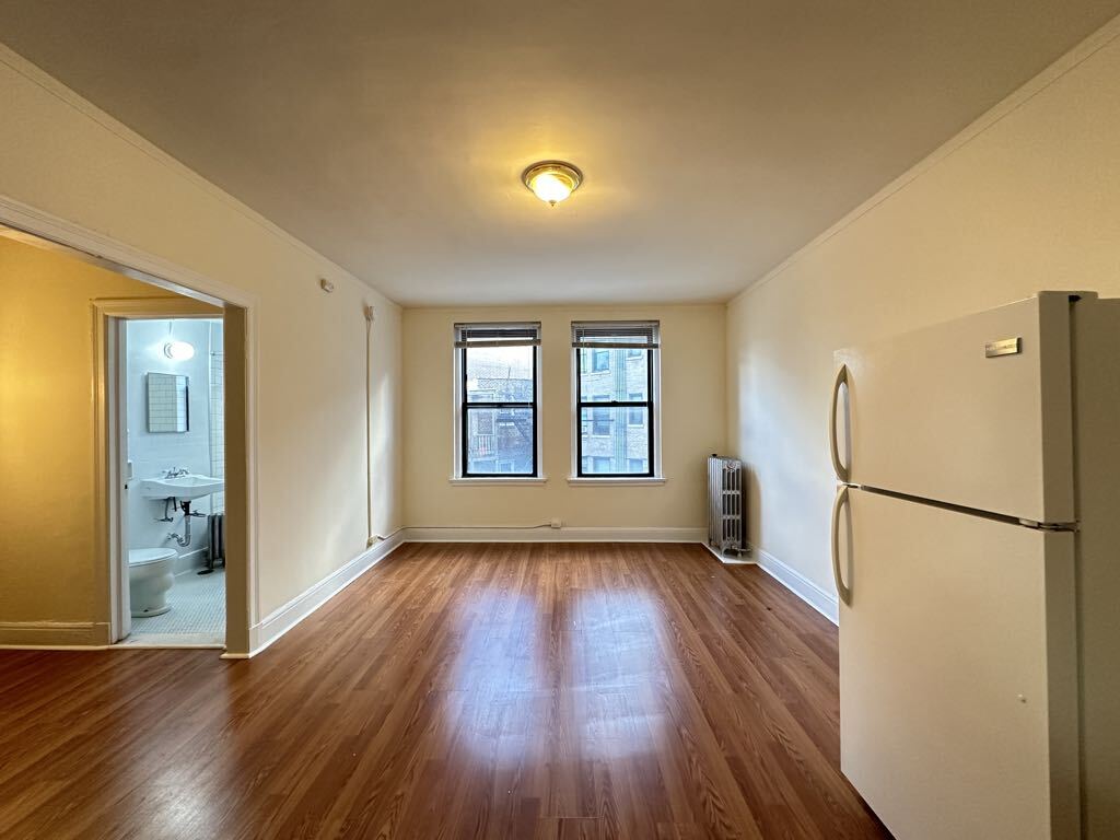 Building Photo - 3335 W Diversey Ave