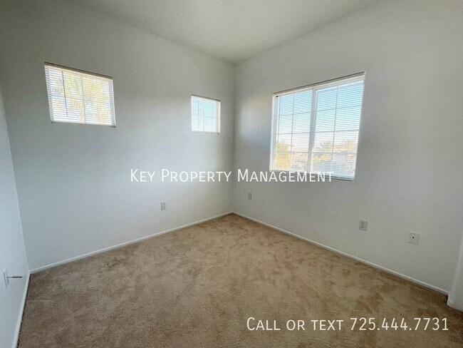 Building Photo - GORGEOUS THREE STORY 2 BEDROOM TOWNHOME IN...