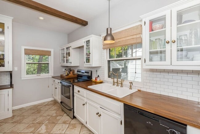 Building Photo - Fantastic West Plaza Bungalow